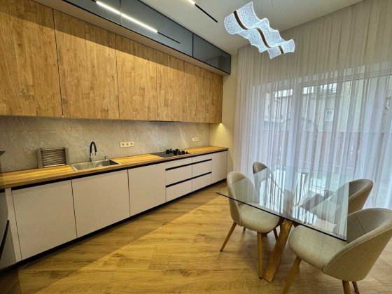 Таунхаус в центрі міста біля міського Озера з дизайнерським ремонтом Ивано-Франковск