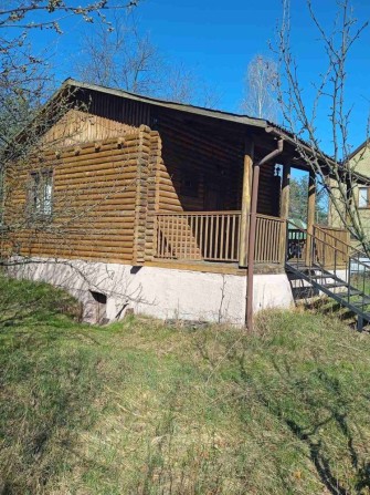 Деревяний будинок з терасою - фото 1