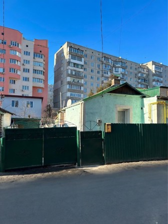 Центр міста! Частина будинку 45 м² з гаражем та заїздом для авто - фото 1