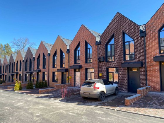 Таун 104м2 з великою ділянкою 2 сотки,біля озера та лісу Ирпень