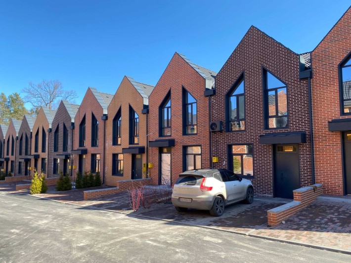 Таун 104м2 з великою ділянкою 2 сотки,біля озера та лісу - фото 1