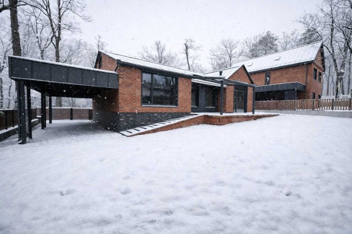 Стильний цегляний будинок з терасою 30 м², центральні комунікації - фото 1