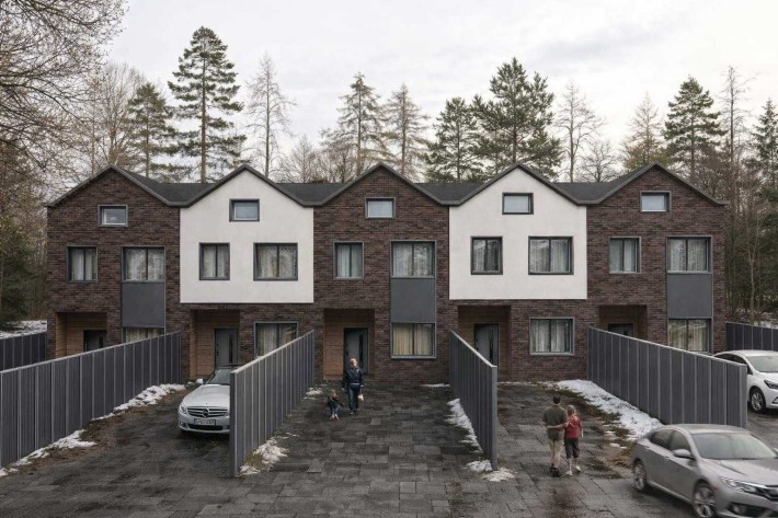 Якісно збудовані тауни з газом та передніми дворами, центр.комунікації - фото 1