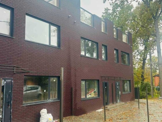 Таунхауси з підземним паркінгом та терасою на 3-му поверсі Буча