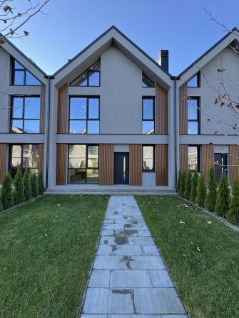 Сучасний таунхаус в центра Бучі з бомбосховищем та підвалом! - фото 1