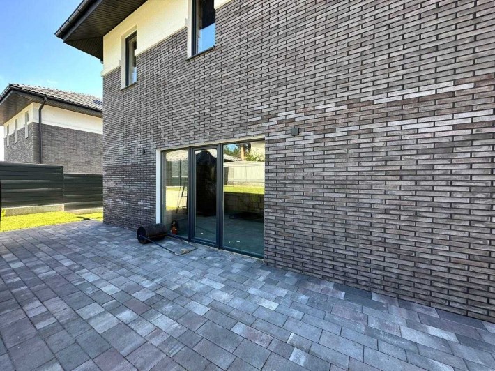 Сучасний будинок 155 м² для сім’ї — газ, ЖБ плити, відкатні ворота - фото 1