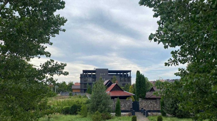 Шикарний будинок з ремонтом на березі озера - фото 1