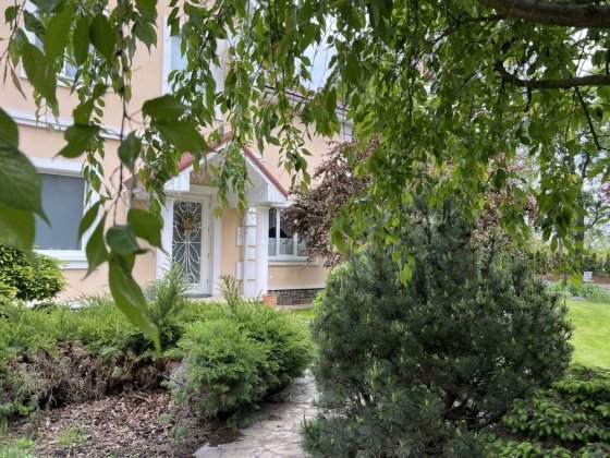 Елегантний сповнений натхнення будинок з особистим парком. Ірпінь