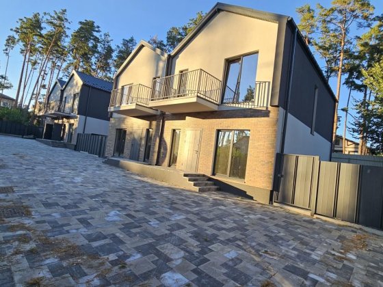 Продам дуплекс в топовій локації Бучі. 2 сот ділянка Буча