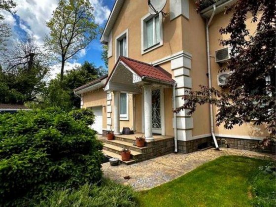 Будинок 380 м² у центрі з ландшафтним дизайном та ділянкою 27 соток Ирпень