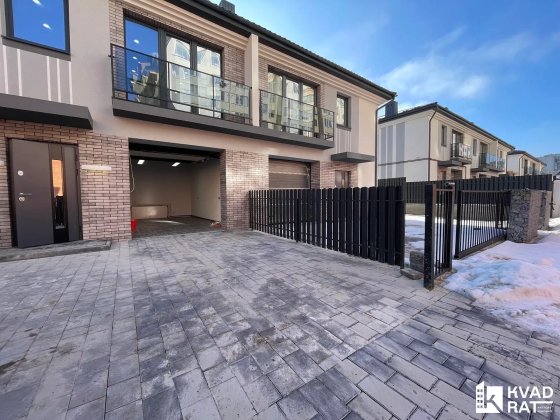 Престижний таунхаус з дизайнерським ремонтом —одна з найкращих локацій