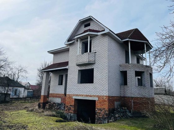 Продам двоповерховий цегляний будинок. Район 304 кварталу.