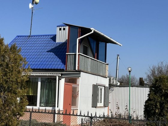 Поодам будинок на березі річки Кривой Рог