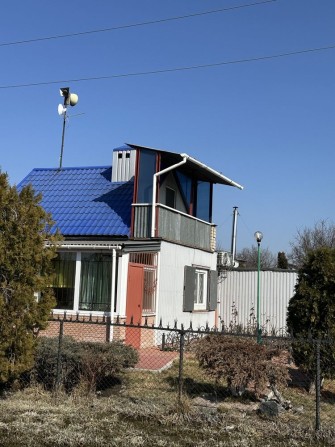 Поодам будинок на березі річки - фото 1