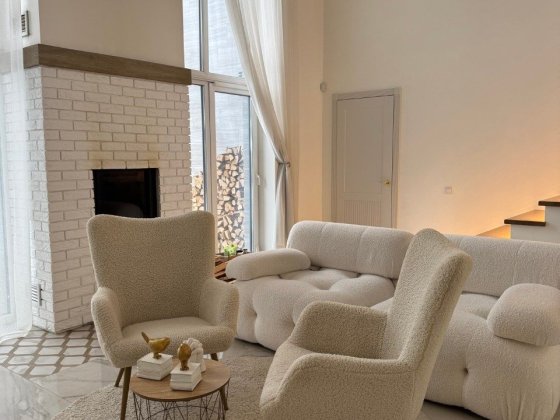 Будинок в Бучі, такий один, має навіс на два авто, навколи сосни! Буча