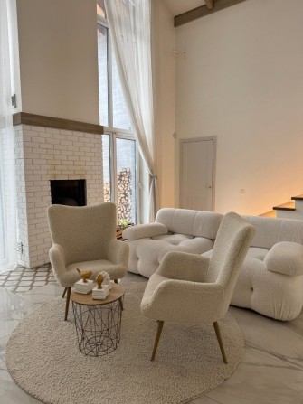 Будинок в Бучі, такий один, має навіс на два авто, навколи сосни! - фото 1