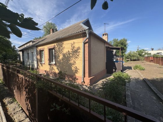 Продається будинок в Шахтарі .