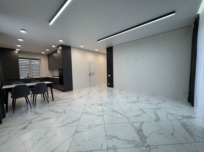 Продаж шикарного будинку з дизайнерським ремонтом та великою ділянкою - фото 1