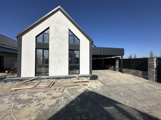 Будинок з навісом для 2 авто. Вітальня з великою стелею. Класна ділянк Ірпінь