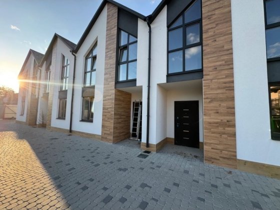 Продаж газифікованого таунхауса 87м² з ділянкою 1 сотка землі у Бучі! Буча