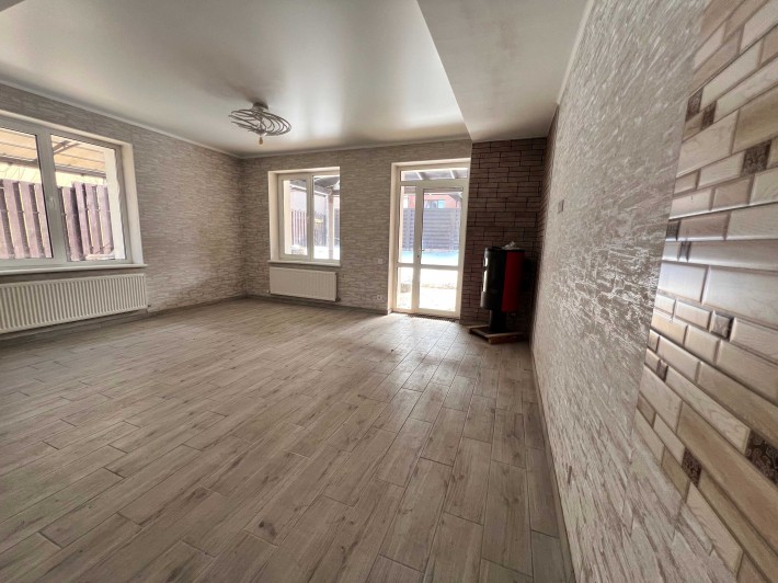 Будинок з ремонтом в Ірпені. Мінімальне оформлення - фото 1