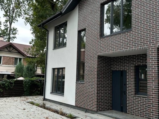 Лісова частина Центру Бучі.Дуби та Сосни.Затишний Будинок з ГАЗом Буча