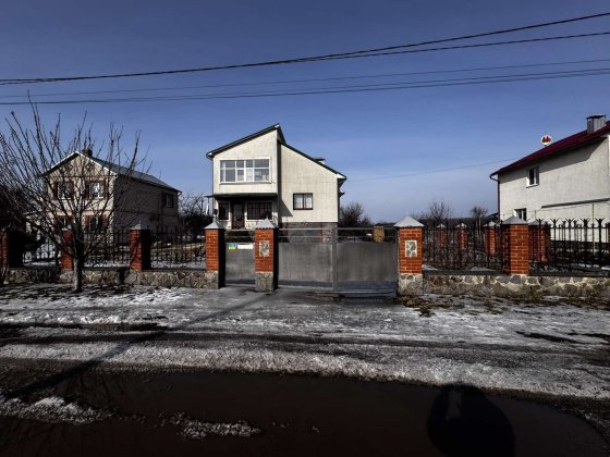 Окремий  2-х поверховий цегл.  будинок