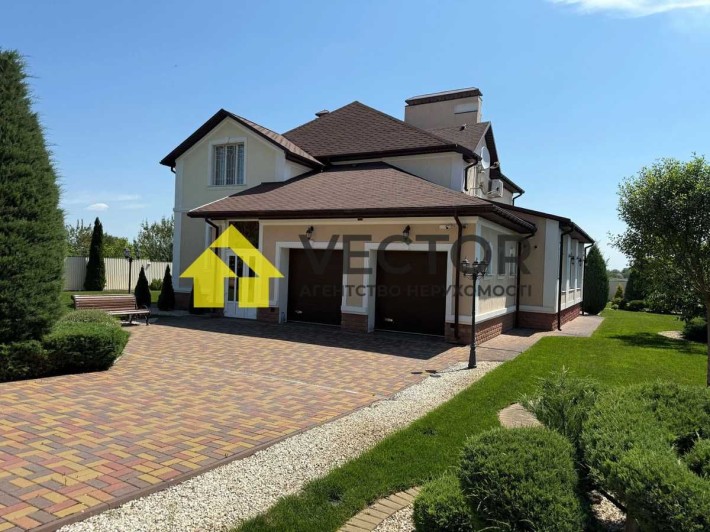 Елітний дім з французькою верандою, каміном та автополивом біля лісу - фото 1