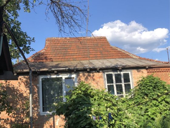 Окремий цегляний будинок біля  річки.