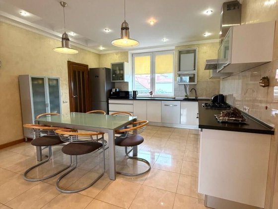 Просторий будинок із продуманим плануванням і високоякісним ремонтом Рівне