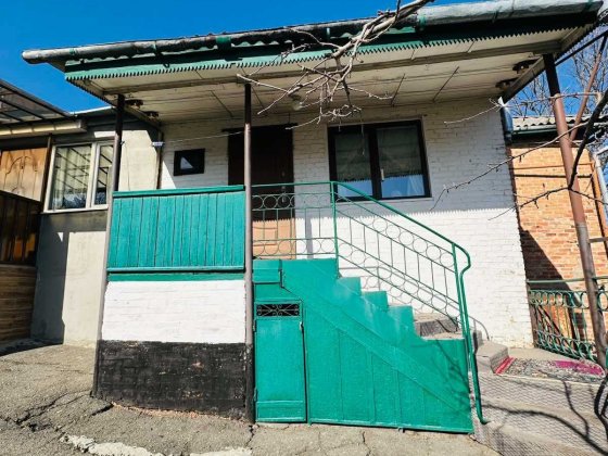 Продам частину будинку в районі Центру.