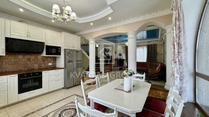 Якісний будинок з ремонтом та бомбосховищем - фото 1