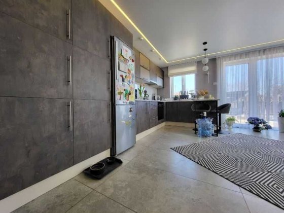 Новий гарний та затишний  будинок з ремонтом в місті.