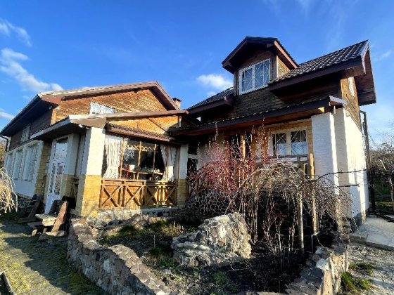 Будинок з меблями та гостьовим будинком в Бучі Буча