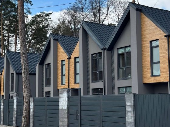 Буча Лісова продаж таунів на межі з міським парком. Буча