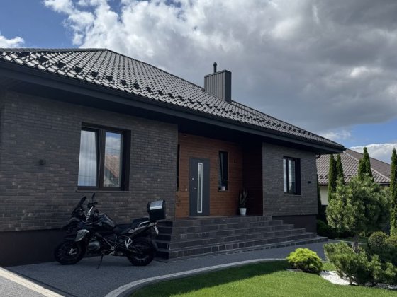 Продаж будинку- американки з розкішним ландшафтом і скляною альтанкою Рівне