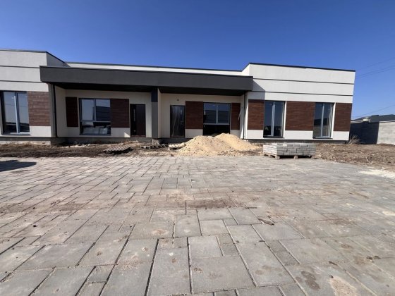 Збудований котедж з внутрішніми роботами! Рівне