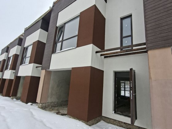 Продаж котеджу неподалік озера