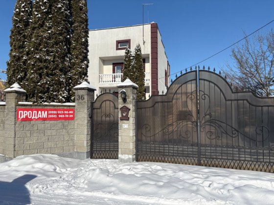 Продається двохповерховий житловий будинок у Рівному Рівне