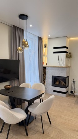 Кутовий таунхаус з дизайнерським ремонтом. Газ, камін,Розумний будинок - фото 1