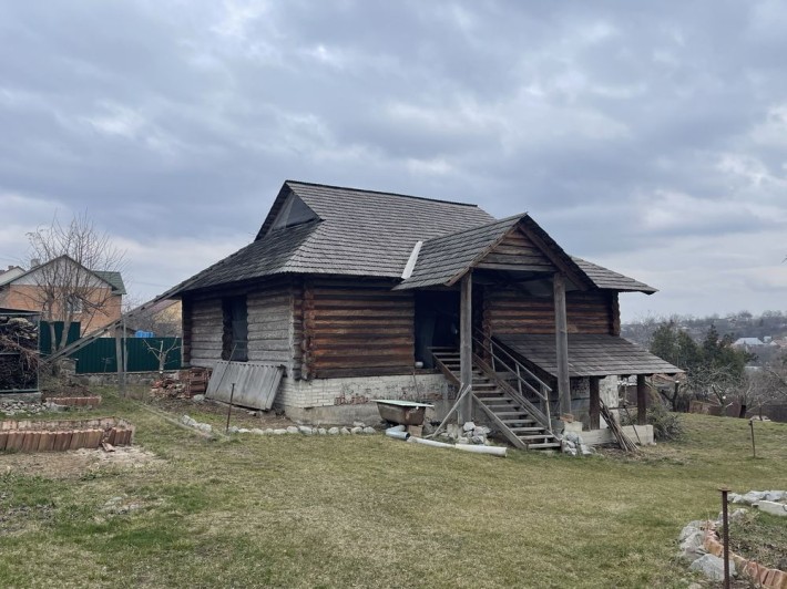 Продається будинок з дикого зрубу в центральній частині міста - фото 1