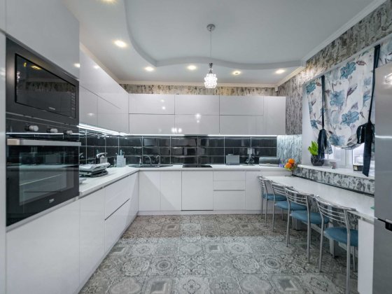 Особняк 280,0 м кв. сучасний ремонт, меблі, техніка, 0,18га.