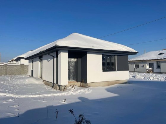 Будинок з парканом та міськими мережами Ровно