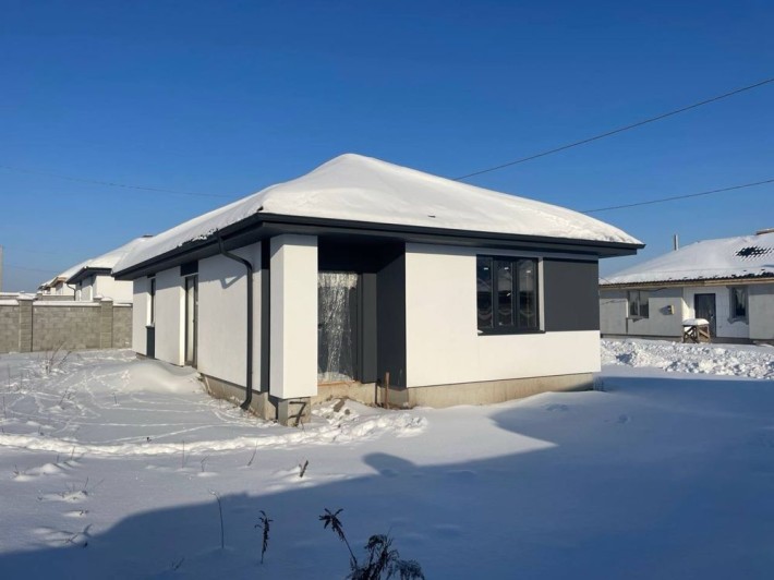 Будинок з парканом та міськими мережами - фото 1