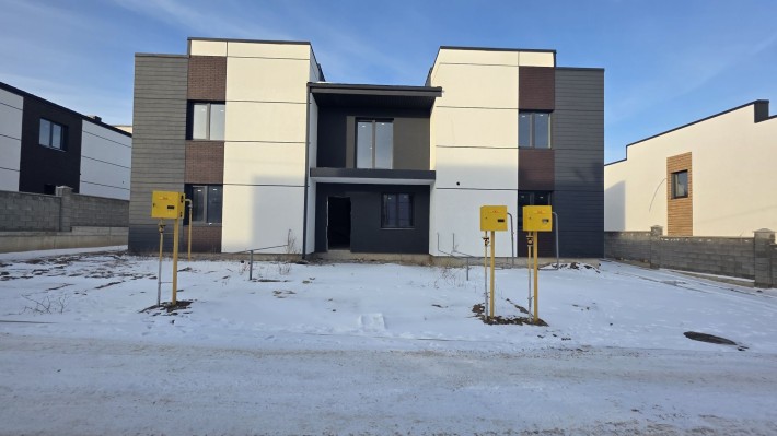 Продаж котеджу з балконом - фото 1