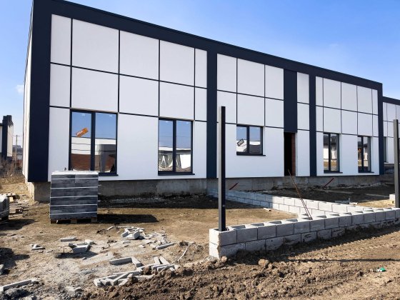 Котедж з центральними мережами. Ділянка 3.5 сот Ровно