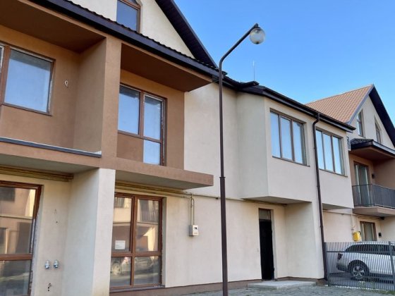 Продам котедж на Дем‘янчука з міськими комунікаціями. Рівне