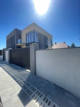 Сучасний двоповерховий дуплекс, 164 м², ділянка 6 соток - фото 1