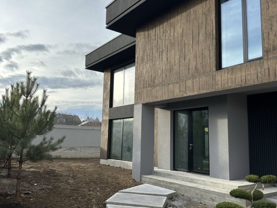 Продаж будинку в стилі хайтек Приміські Чернівці