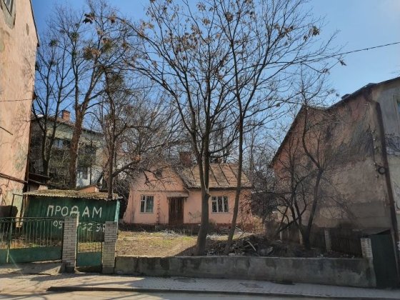 Продається будинок з земельною ділянкою в історичному центрі міста Чернівці
